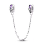 Apportez une touche de légèreté et de mystère à votre bracelet avec cette magnifique chaîne de sécurité ornée de plumes violettes délicatement sculptées. Fabriquée en argent 925, cette chaîne met en valeur des plumes finement détaillées, teintes dans des nuances de violet profond qui rappellent la grâce et la fluidité du vent.

En plus d’ajouter une note bohème et poétique à votre bijou, cette chaîne de sécurité protège votre bracelet en empêchant les ouvertures accidentelles, garantissant ainsi la sécurité