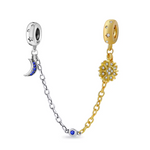 Apportez une touche céleste et équilibrée à votre bracelet avec cette magnifique chaîne de sécurité ornée du soleil et de la lune. Fabriquée en argent 925 et dorée avec soin, cette chaîne met en valeur un soleil radieux et une lune élégante, représentant l'harmonie entre le jour et la nuit, la lumière et l'obscurité. Le contraste entre le doré et l'argenté crée une beauté lumineuse et intemporelle.

En plus d’ajouter une touche mystique et pleine de symbolisme à votre bijou, cette chaîne de sécurité protège