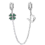 Apportez une touche de chance et de protection à votre bracelet avec cette magnifique chaîne de sécurité ornée d’un trèfle et d’un fer à cheval. Fabriquée en argent 925, cette chaîne associe deux symboles puissants de bonne fortune : un trèfle à quatre feuilles, représentant la chance, et un fer à cheval, symbole de protection et de prospérité.

En plus d’ajouter une touche porte-bonheur et positive à votre bijou, cette chaîne de sécurité protège votre bracelet en empêchant les ouvertures accidentelles, gar