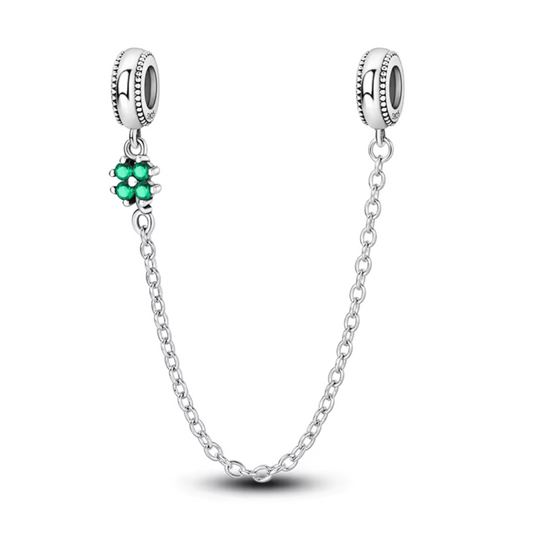 Ajoutez une touche raffinée et symbolique à votre bracelet avec ce charm chaîne en argent 925 orné d’un trèfle délicat. Symbole de chance, d’espoir et de prospérité, ce bijou allie finesse et élégance pour attirer les bonnes énergies tout en sublimant votre collection.

Son design sophistiqué, sublimé par une finition éclatante et des détails minutieux, apportera une note unique et intemporelle à votre style.
