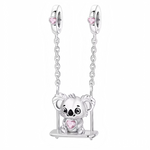 Ce charm en argent 925 montre un adorable koala kawaii assis sur une balançoire fine à chaîne, yeux grands ronds joyeux, pelage doux texturé tenant cœur rose central, avec deux cœurs roses zircons sur les anneaux supérieurs doubles. Il diffuse tendresse australienne et douceur enfantine, idéal pour un bracelet câlin ou thème animaux mignons.

Caractéristiques :

Matière : Argent 925 poli, zircons roses
Design : Koala balançoire chaîne avec cœur central, bélières doubles cœur
Style : Kawaii koala affectueux,