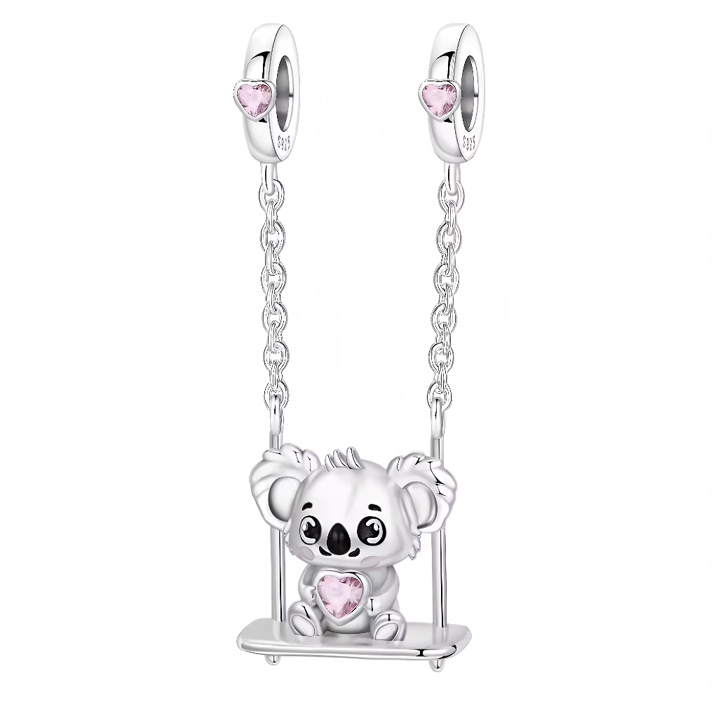 Ce charm en argent 925 montre un adorable koala kawaii assis sur une balançoire fine à chaîne, yeux grands ronds joyeux, pelage doux texturé tenant cœur rose central, avec deux cœurs roses zircons sur les anneaux supérieurs doubles. Il diffuse tendresse australienne et douceur enfantine, idéal pour un bracelet câlin ou thème animaux mignons.

Caractéristiques :

Matière : Argent 925 poli, zircons roses
Design : Koala balançoire chaîne avec cœur central, bélières doubles cœur
Style : Kawaii koala affectueux,
