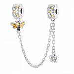 Ce charm naturel joyeux associe deux modules alvéolés hexagonaux sertis cristaux jaunes, reliés par chaîne argentée soutenant abeille orange aux ailes translucides et petite fleur blanche délicate. Les textures texturées et couleurs vives évoquent bourdonnement printanier du pendentif. Symbole de pollinisation créative et douceur florale, il anime les bracelets d'énergie apicoles positive.

Caractéristiques

Matière : Argent 925 avec émail orange et cristaux jaunes.
Design : Modules ruche abeille chaîne, ai