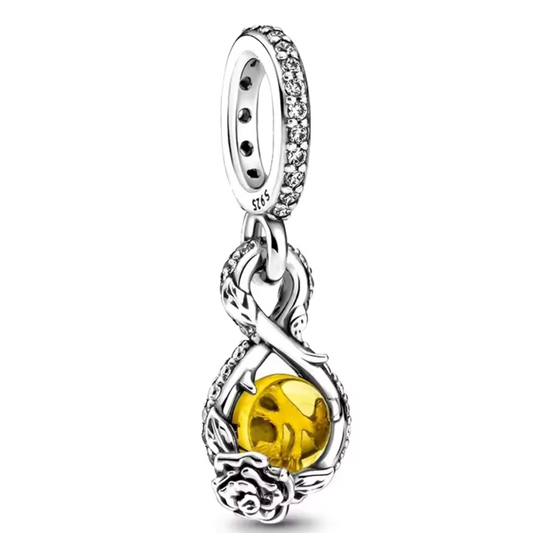 Ajoutez une touche de raffinement à votre collection avec ce charm subtilement inspiré de Belle, l’icône intemporelle de La Belle et la Bête. Sa teinte jaune éclatante rappelle la douceur et l’élégance de la célèbre princesse, tandis que sa forme évoque une pierre précieuse, symbole de lumière et de force intérieure. Fabriqué en argent 925 et sublimé par une finition soignée, ce bijou apportera une note lumineuse et enchanteresse à votre bracelet ou collier.