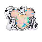 Charm commémoratif 2026 Mickey Mouse par Pandora, créé spécialement pour Walt Disney World Resort et Disneyland Resort. Ce charm en argent 925 présente le chiffre « 2026 » avec une icône Mickey formant le « 0 ». Une face est ornée d’une opale blanche de synthèse scintillante, tandis que le revers arbore le château Fantasyland en relief. Un bijou collector et élégant, parfait pour les fans de Disney et les amateurs de charms datés.

Caractéristiques :

- Matière : Argent 925&nbsp;
- Design : « 2026 » avec tê