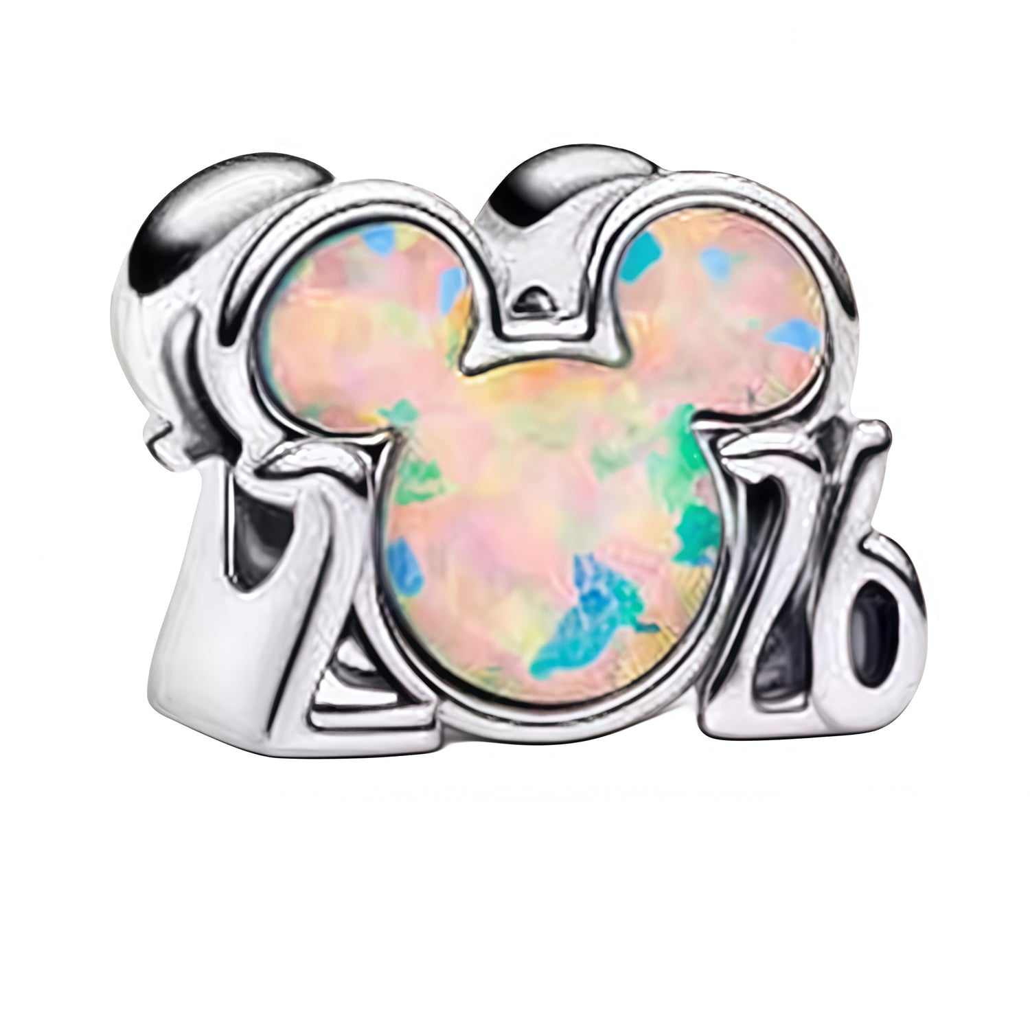 Charm commémoratif 2026 Mickey Mouse par Pandora, créé spécialement pour Walt Disney World Resort et Disneyland Resort. Ce charm en argent 925 présente le chiffre « 2026 » avec une icône Mickey formant le « 0 ». Une face est ornée d’une opale blanche de synthèse scintillante, tandis que le revers arbore le château Fantasyland en relief. Un bijou collector et élégant, parfait pour les fans de Disney et les amateurs de charms datés.

Caractéristiques :

- Matière : Argent 925&nbsp;
- Design : « 2026 » avec tê