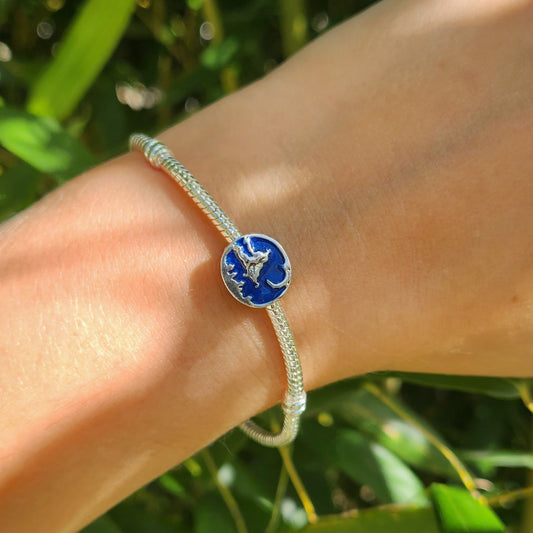 Plongez dans la magie des Mille et Une Nuits avec ce charm élégant représentant Aladdin et Jasmine. Fabriqué en argent sterling 925, ce charm met en valeur le duo emblématique de Disney, capturant la romance et l'aventure de leur histoire. Les détails délicats et la finition soignée font de ce charm un ajout parfait à tout bracelet, idéal pour les fans de Disney et les amateurs d'histoires d'amour intemporelles.