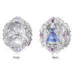 Apporte une touche féerique et élégante à ton bracelet avec ce charm argenté avec Alice au pays des merveilles. Son design en argent 925 s’inspire de l’univers magique du conte et évoque la curiosité, l’évasion et le rêve. Un bijou raffiné et intemporel, parfait pour les amoureux d’Alice et des pièces symboliques.

Caractéristiques :

- Matière : Argent 925.
- Design : Charm argenté inspiré d’Alice au pays des merveilles avec finitions soignées.
- Dimensions : Taille délicate et confortable à porter.
- Styl