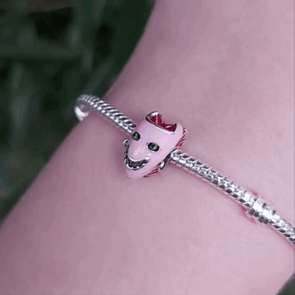 Plongez dans l'univers sombre et fantaisiste de L'Étrange Noël de Monsieur Jack avec ce charm représentant Am Stram Gram, les trois enfants malicieux et mystérieux de la ville d'Halloween. Conçu en argent sterling S925, ce charm capture parfaitement les détails effrayants et amusants des personnages.

Le design minutieux, mettant en scène Am, Stram, et Gram, est idéal pour les fans du film culte et ceux qui aiment les accessoires originaux et intrigants.