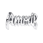 Ce charm en argent 925 poli présente un lettrage fluide et élégant “AMOUR” en écriture script courbée, capturant l’essence de la romance avec une finition haute brillance pour un éclat intemporel et sophistiqué.

Caractéristiques :

Matière : Argent 925.
Design : Forme allongée avec contours doux et modernes, gravure profonde pour une lisibilité parfaite sous tous les angles.