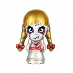 Apportez une touche mystérieuse et captivante à votre collection avec ce charm unique représentant Annabelle, l’emblématique poupée de l’univers Conjuring. Ce design saisissant et détaillé capture l’aura intrigante et effrayante du personnage, parfait pour les passionnés de films d’horreur ou pour ajouter une note audacieuse à vos bijoux.