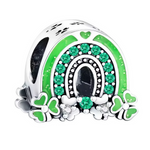 Ce charm pour bracelet en argent 925 représente un arc-en-ciel multicolore émeraude avec des strass verts scintillants, entouré de petits trèfles à quatre feuilles et de motifs pattes de chien pour un effet ludique et porte-bonheur. La base percée permet une fixation facile sur un bracelet à charms, avec des cœurs et des détails brillants pour une touche magique.

Caractéristiques :

Matière : Argent 925 (S925)
Design : Arc-en-ciel émaillé vert orné de cristaux, trèfles chanceux, cœurs et empreintes, monté 