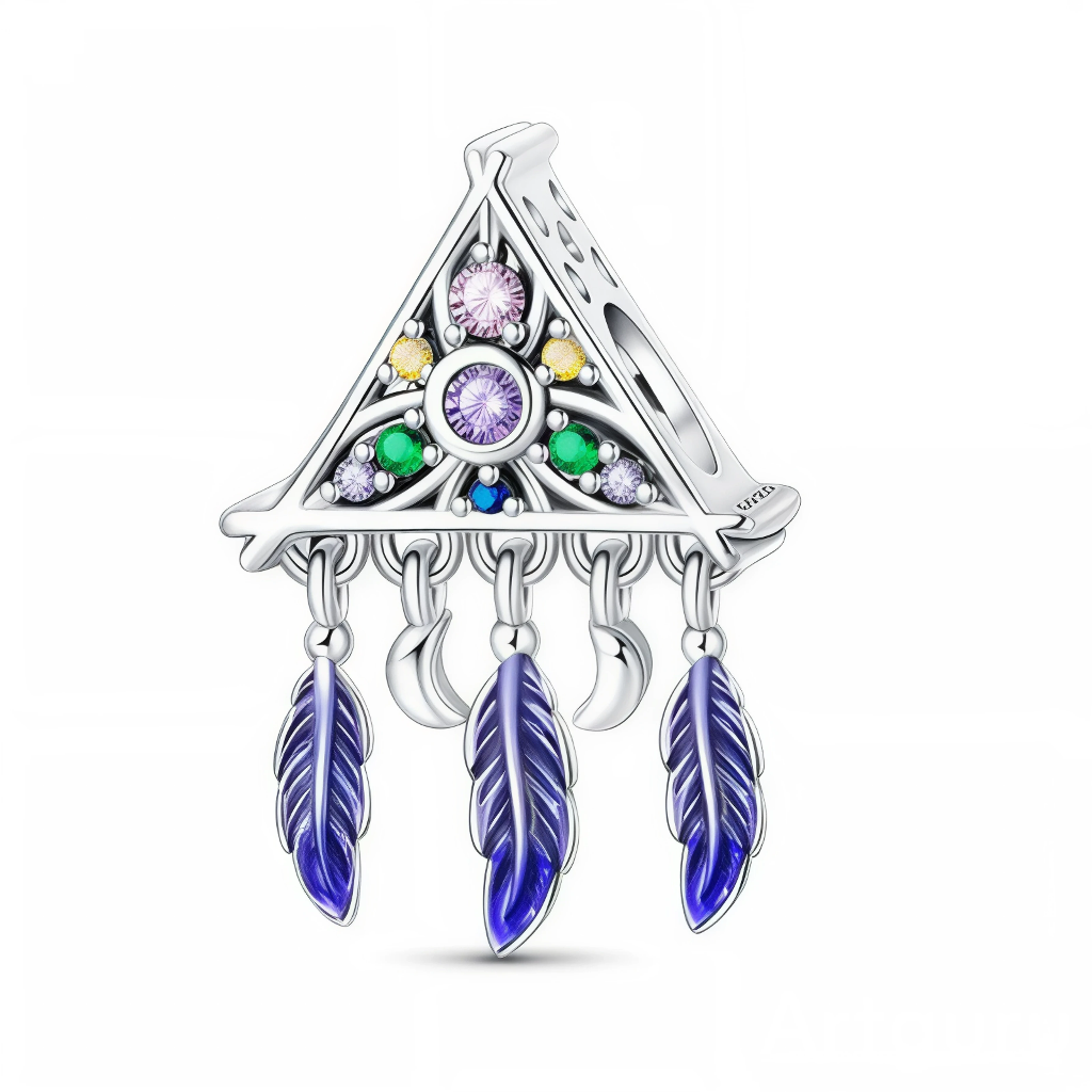 Ce charm en argent 925 adopte la forme d’un triangle stylisé, rappelant une tente ou un tipi, dont l’intérieur est orné de multiples cristaux colorés (violet, vert, jaune, bleu) disposés en motif mandala. Le bas du triangle est bordé d’anneaux auxquels sont suspendues trois plumes émaillées bleu profond et trois petits croissants de lune argentés, créant un véritable attrape-rêves miniature.
