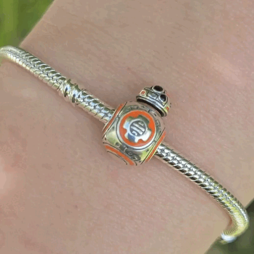 Ajoutez une touche d'aventure galactique à votre collection avec ce charm représentant BB-8, le droïde sphérique adoré de Star Wars. Conçu en argent sterling S925, ce charm capture avec précision les détails distinctifs et le design adorable de BB-8, apportant une note de joie et d'enthousiasme à vos bracelets.