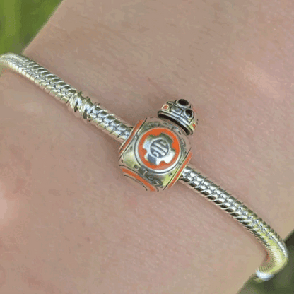 Ajoutez une touche d'aventure galactique à votre collection avec ce charm représentant BB-8, le droïde sphérique adoré de Star Wars. Conçu en argent sterling S925, ce charm capture avec précision les détails distinctifs et le design adorable de BB-8, apportant une note de joie et d'enthousiasme à vos bracelets.