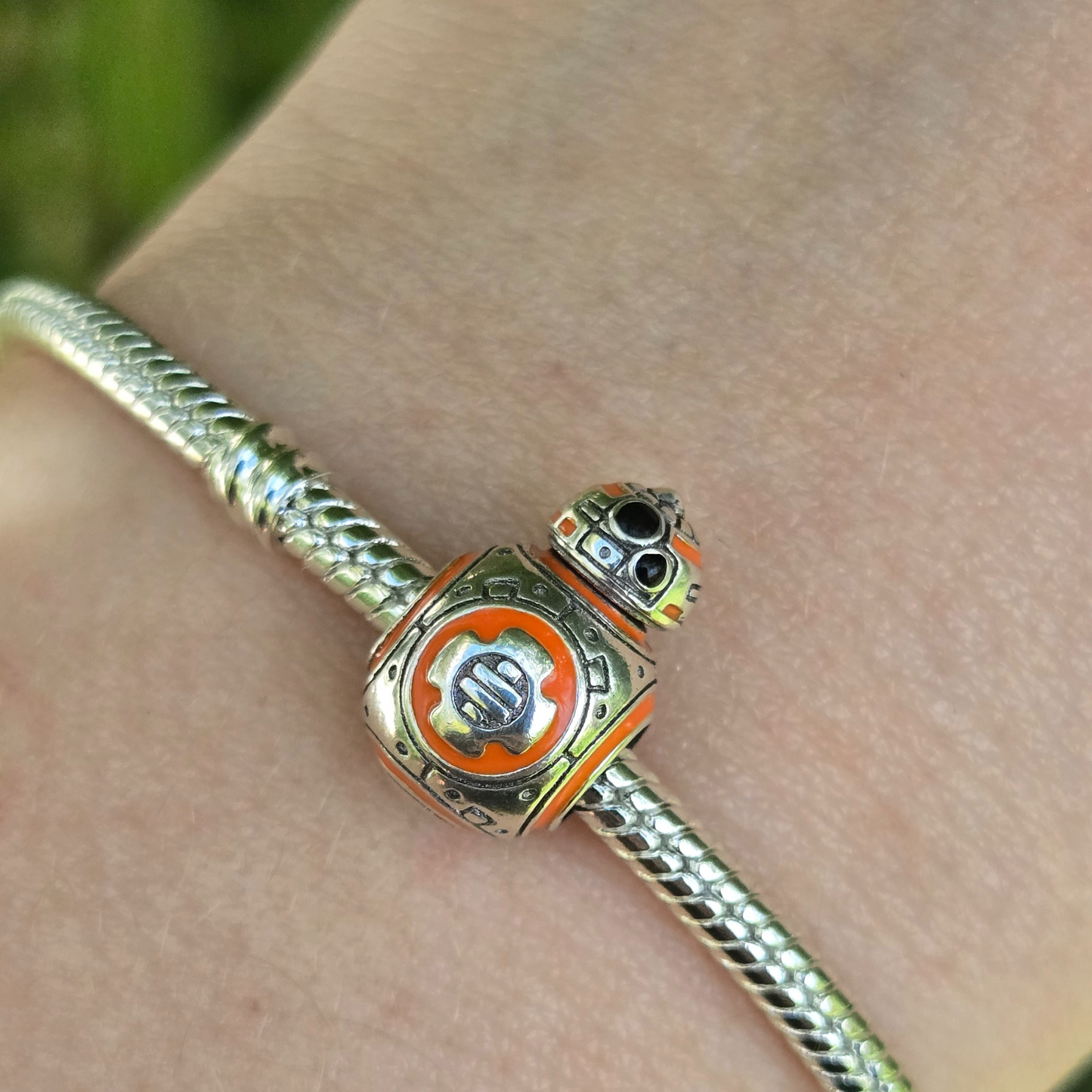 Ajoutez une touche d'aventure galactique à votre collection avec ce charm représentant BB-8, le droïde sphérique adoré de Star Wars. Conçu en argent sterling S925, ce charm capture avec précision les détails distinctifs et le design adorable de BB-8, apportant une note de joie et d'enthousiasme à vos bracelets.