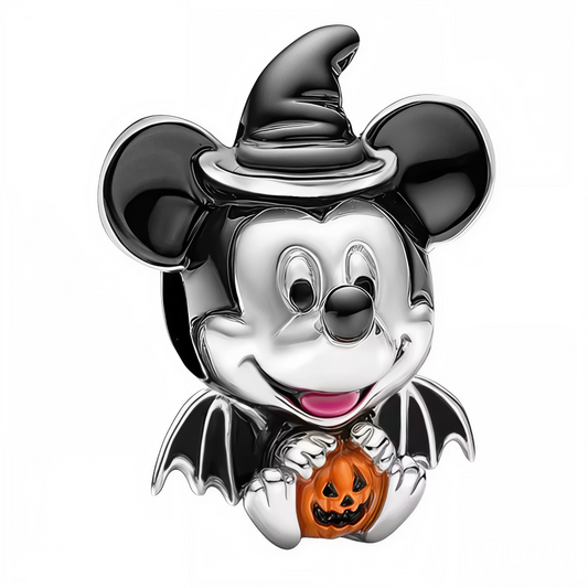Plongez dans l’esprit d’Halloween avec ce charm unique représentant bébé Mickey assis, portant un chapeau de sorcier noir et de petites ailes noires. Devant lui, une citrouille orange éclatante ajoute une touche de couleur festive à ce bijou réalisé en Argent 925 (S925) avec une finition noir et argent. Parfait pour apporter une ambiance mystérieuse et adorable à votre collection pendant la saison des sorcières.