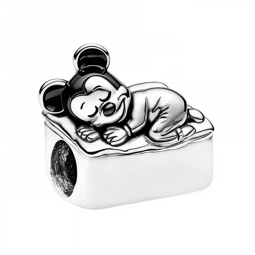 Laissez fondre votre cœur avec ce charm attendrissant représentant Bébé Mickey profondément endormi sur un petit oreiller. Une scène pleine de tendresse qui évoque l’innocence et la magie de l’univers Disney, parfaite pour compléter une collection de charms tout en douceur.