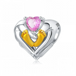 Le cœur en argent est formé par deux mains stylisées qui semblent bercer et protéger une paire de pieds de bébé plaqués or, symbolisant le lien tendre entre parent et enfant. Au sommet, une pierre rose taille cœur apporte une touche de douceur et de féminité, idéale pour marquer une naissance, une baby shower ou garder un souvenir précieux de son enfant près du cœur. Ce charm est parfait pour les jeunes mamans, les futures mamans ou comme cadeau de famille chargé d’émotion.
