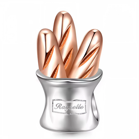 Célébrez l’art de vivre à la française avec ce charm “Baguettes” en Argent 925 (S925) ! Il représente un petit sac argenté gravé “Baguette”, garni de trois baguettes dorées aspect or rose finement sculptées. Son design réaliste et chic sublime tous les bracelets gourmands ou voyageurs, idéal pour les amateurs de pâtisseries, de France et d’originalité.