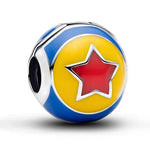 Apporte une touche ludique et nostalgique à ton bracelet avec ce charm inspiré du ballon de Toy Story. Son design coloré évoque l’univers joyeux et emblématique du film, tout en ajoutant une note originale et pleine de bonne humeur à ta collection. Un bijou charmant et symbolique, parfait pour les fans de Disney Pixar et des souvenirs d’enfance.

Caractéristiques :

-&nbsp;Matière : Argent 925.
-&nbsp;Design : Ballon de Toy Story avec finition brillante et détails colorés.
-&nbsp;Dimensions : Taille délicat