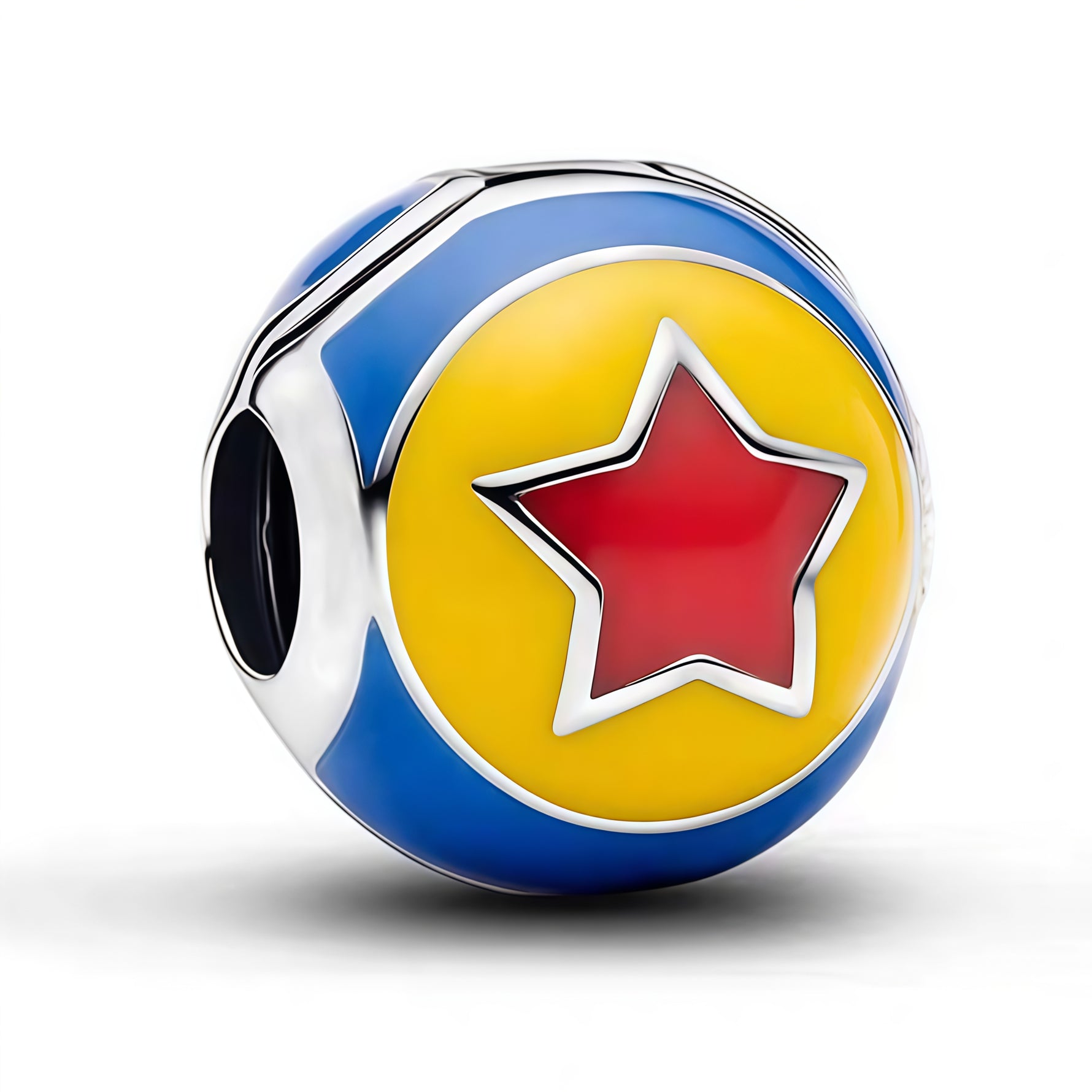 Apporte une touche ludique et nostalgique à ton bracelet avec ce charm inspiré du ballon de Toy Story. Son design coloré évoque l’univers joyeux et emblématique du film, tout en ajoutant une note originale et pleine de bonne humeur à ta collection. Un bijou charmant et symbolique, parfait pour les fans de Disney Pixar et des souvenirs d’enfance.

Caractéristiques :

-&nbsp;Matière : Argent 925.
-&nbsp;Design : Ballon de Toy Story avec finition brillante et détails colorés.
-&nbsp;Dimensions : Taille délicat