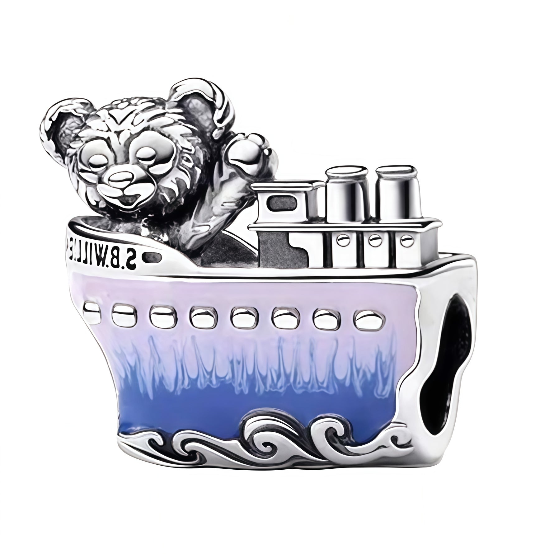 Apporte une touche douce et magique à ton bracelet avec ce charm bateau nounours Disney. Inspiré de l’univers Disney, ce bijou en argent 925 met en valeur un petit nounours sur un bateau bleu, avec des détails soignés et une allure tendre. Un charm original et poétique, parfait pour les fans de Disney et des pièces pleines de charme.

Caractéristiques :

- Matière : Argent 925 avec détails émaillés.
- Design : Bateau bleu avec nounours Disney et finitions soignées.
- Dimensions : Taille délicate et conforta