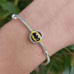 Incarnez l'esprit du Chevalier Noir avec ce charm rond Batman. Fabriqué en argent sterling S925, ce charm reflète l'élégance et la durabilité, parfait pour les passionnés de Gotham City et de l'univers DC Comics.