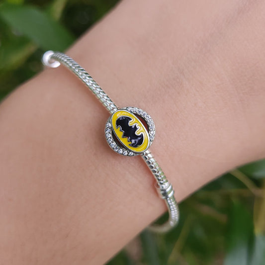 Incarnez l'esprit du Chevalier Noir avec ce charm rond Batman. Fabriqué en argent sterling S925, ce charm reflète l'élégance et la durabilité, parfait pour les passionnés de Gotham City et de l'univers DC Comics.