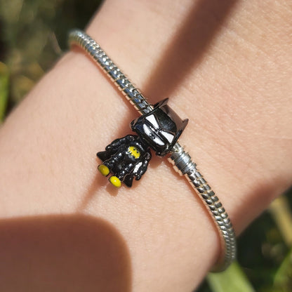 Affichez votre amour pour le protecteur de Gotham City avec ce Charm - Batman, en argent sterling S925. Ce charm représente le célèbre symbole de Batman, incarnant à la fois la justice et le mystère. Parfait pour les fans de DC Comics et de l’univers du Chevalier Noir, ce bijou est un ajout indispensable à toute collection de super-héros.

Compatible avec les bracelets Pandora, ce charm est un hommage discret et élégant à l’un des personnages les plus emblématiques de l’histoire des comics.

Chaque commande