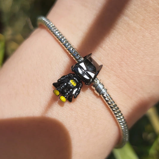 Affichez votre amour pour le protecteur de Gotham City avec ce Charm - Batman, en argent sterling S925. Ce charm représente le célèbre symbole de Batman, incarnant à la fois la justice et le mystère. Parfait pour les fans de DC Comics et de l’univers du Chevalier Noir, ce bijou est un ajout indispensable à toute collection de super-héros.

Compatible avec les bracelets Pandora, ce charm est un hommage discret et élégant à l’un des personnages les plus emblématiques de l’histoire des comics.

Chaque commande