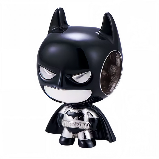 Affichez votre côté héros avec ce charm élégant représentant Batman dans ses tons emblématiques noir et argenté. Finement travaillé en Argent 925 (S925), ce bijou capture parfaitement l’aura mystérieuse et puissante du Chevalier Noir. Un accessoire incontournable pour les fans de comics et les amateurs de style audacieux.