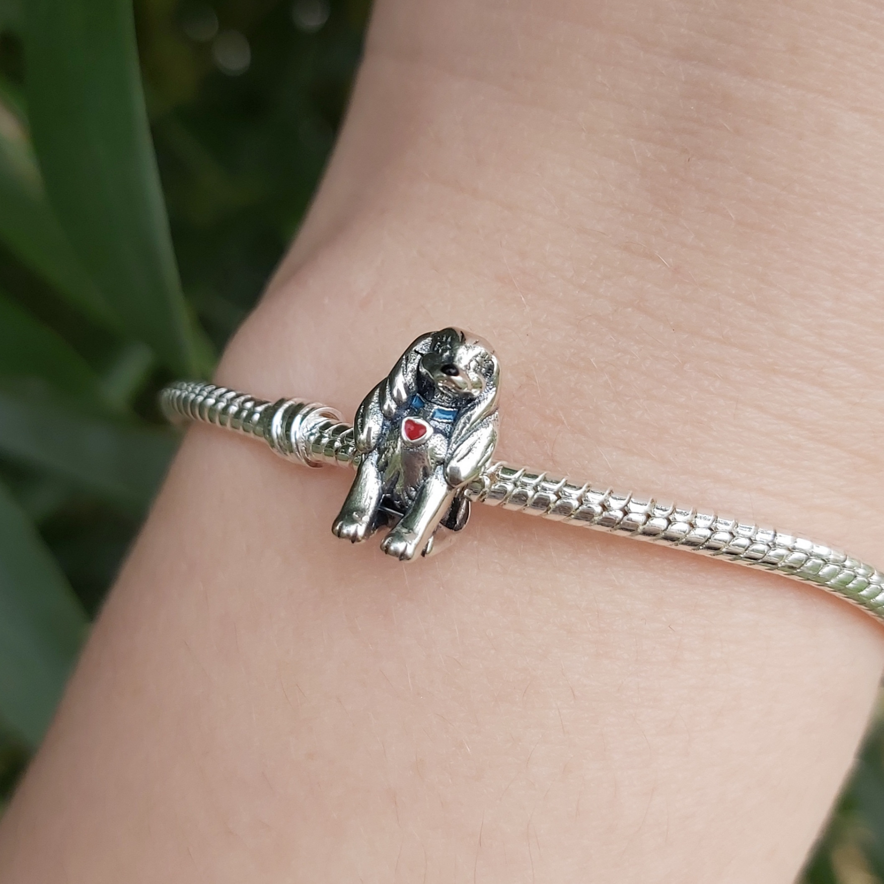 Ajoutez une touche de grâce et d'élégance à votre collection avec ce Charm - Belle, en argent sterling S925. Inspiré de la douce Belle du classique Disney, La Belle et le Clochard, ce charm capture son charme raffiné et son amour fidèle pour Clochard. Représentant la beauté intérieure et la loyauté, Belle incarne l'élégance et l'amour authentique, parfait pour ceux qui admirent cette romance touchante.