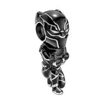 Apporte une touche puissante et élégante à ton bracelet avec ce charm Black Panther. Inspiré de l’univers Marvel, ce bijou en argent 925 met en valeur le roi de Wakanda dans une pose emblématique, avec des détails noirs et argentés pour un rendu à la fois sobre et spectaculaire. Un charm original et plein de caractère, parfait pour les fans de Black Panther et des pièces symboliques.

Caractéristiques :

- Matière : Argent 925 avec détails en résine façon émail noire.
- Design : Black Panther avec finitions