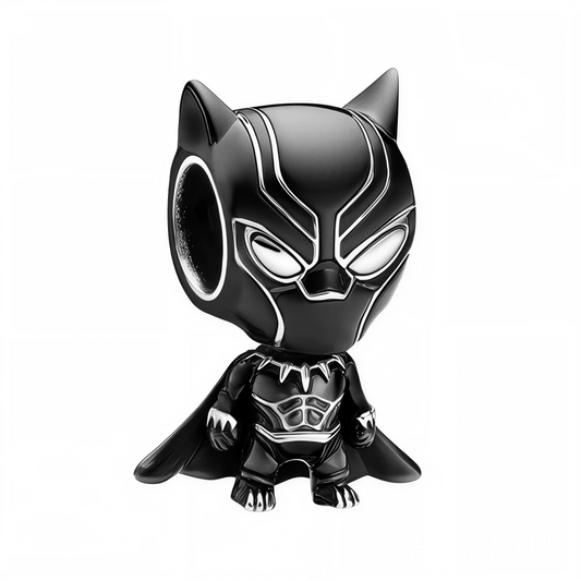 Apportez une touche de puissance et d’élégance à votre collection avec ce charm unique représentant Black Panther, le roi du Wakanda et super-héros emblématique de l’univers Marvel. Avec son costume noir iconique aux détails argentés, il incarne parfaitement la force, la noblesse et le mystère du protecteur légendaire.

Confectionné en argent 925, ce bijou raffiné se distingue par ses finitions éclatantes et son design travaillé qui met en valeur chaque détail de l’armure de T’Challa. Compatible avec les br