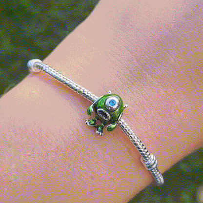 Ajoutez une touche d'humour et de charme monstrueux à votre collection avec ce charm représentant Bob Razowski, le personnage comique et attachant de Monstres et Cie. Fabriqué en argent sterling 925, ce charm de haute qualité est compatible avec tous les bracelets Pandora, garantissant une intégration parfaite à votre bijou préféré. Parfait pour les fans de Bob Razowski et de l'univers Disney-Pixar, ce charm capture l'esprit drôle et enjoué de Bob avec des détails minutieusement travaillés, ajoutant une not
