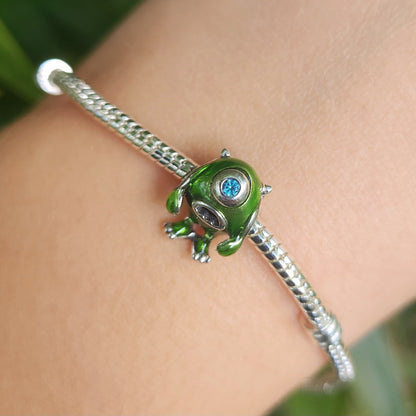 Ajoutez une touche d'humour et de charme monstrueux à votre collection avec ce charm représentant Bob Razowski, le personnage comique et attachant de Monstres et Cie. Fabriqué en argent sterling 925, ce charm de haute qualité est compatible avec tous les bracelets Pandora, garantissant une intégration parfaite à votre bijou préféré. Parfait pour les fans de Bob Razowski et de l'univers Disney-Pixar, ce charm capture l'esprit drôle et enjoué de Bob avec des détails minutieusement travaillés, ajoutant une not