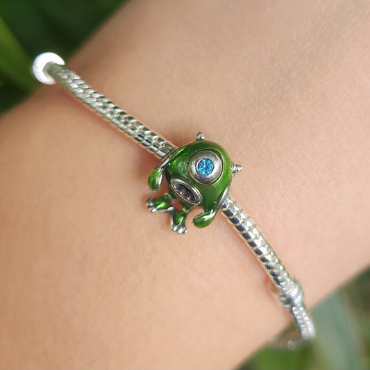 Ajoutez une touche d'humour et de charme monstrueux à votre collection avec ce charm représentant Bob Razowski, le personnage comique et attachant de Monstres et Cie. Fabriqué en argent sterling 925, ce charm de haute qualité est compatible avec tous les bracelets Pandora, garantissant une intégration parfaite à votre bijou préféré. Parfait pour les fans de Bob Razowski et de l'univers Disney-Pixar, ce charm capture l'esprit drôle et enjoué de Bob avec des détails minutieusement travaillés, ajoutant une not