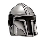 Apporte une touche galactique et audacieuse à ton bracelet avec ce charm Boba Fett Star Wars. Inspiré du célèbre chasseur de primes mandalorien, ce bijou met en valeur son casque emblématique avec un design détaillé et des finitions soignées. Un charm collector et plein de caractère, parfait pour les fans de Star Wars et les amateurs de pièces au style puissant.

Caractéristiques :

- Matière : Argent 925.
- Design : Casque de Boba Fett en version charm, avec finitions précises.
- Dimensions : Taille délica