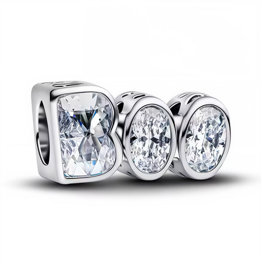 Ajoutez une touche fun et scintillante à votre collection avec ce charm en Argent 925, décoré du mot "Boo" orné de strass étincelants. Un bijou parfait pour afficher votre côté espiègle avec élégance.

Caractéristiques
– Matière : Argent 925 (S925).
– Design : Mot "Boo" décoré de strass.
– Coloris : Argenté brillant avec éclat scintillant.
– Style : Ludique, élégant et pétillant.