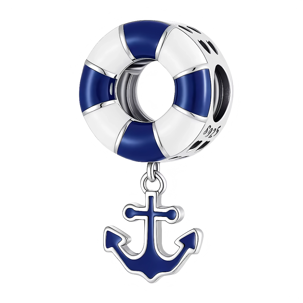 Ce charm marin associe une bouée ronde rayée de bleu marine et de blanc en argent 925, à une petite ancre suspendue assortie, entièrement rehaussée d’émail bleu profond. Les lignes lisses et brillantes évoquent l’univers nautique et les vacances en bord de mer, tout en restant compact pour glisser facilement sur un bracelet. Symbole de protection et de stabilité, il apporte une touche marine élégante et sportive à toute composition.

Caractéristiques :

Matière : Argent 925 (S925) avec émail bleu et blanc.
