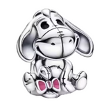 Ajoutez une touche de douceur et de nostalgie à votre collection avec ce charm représentant Bourriquet de l'univers de Winnie l'Ourson, le personnage adoré de Disney. Fabriqué en argent sterling 925, ce charm de haute qualité est compatible avec tous les bracelets Pandora, garantissant une intégration parfaite à votre bijou préféré. Parfait pour les fans de Winnie l'Ourson et de l'univers Disney, ce charm capture l'innocence et la gentillesse du personnage avec des détails soigneusement travaillés, ajoutant