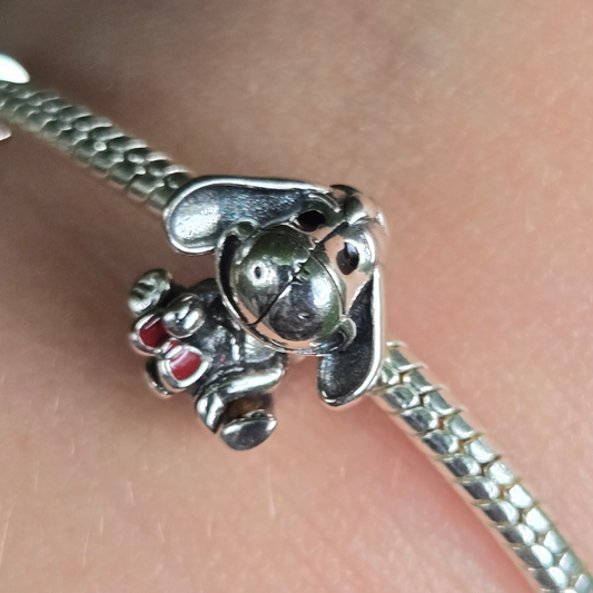 Ajoutez une touche de douceur et de nostalgie à votre collection avec ce charm représentant Bourriquet de l'univers de Winnie l'Ourson, le personnage adoré de Disney. Fabriqué en argent sterling 925, ce charm de haute qualité est compatible avec tous les bracelets Pandora, garantissant une intégration parfaite à votre bijou préféré. Parfait pour les fans de Winnie l'Ourson et de l'univers Disney, ce charm capture l'innocence et la gentillesse du personnage avec des détails soigneusement travaillés, ajoutant