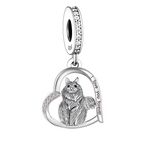 La bélière pavée de zircons transparents apporte une touche d’éclat, tandis qu’un cœur en argent ajouré encadre la silhouette détaillée d’un British Longhair assis, au pelage finement gravé. Sur le côté du cœur, la mention « I love you forever » souligne le lien profond qui unit le maître à son compagnon, ce qui en fait aussi un très beau charm souvenir ou cadeau pour passionné de chats.