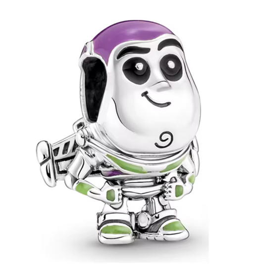 Ajoutez une touche d'aventure intergalactique à votre collection avec ce charm représentant Buzz l'Éclair, le célèbre Ranger de l'espace de Toy Story. Fabriqué en argent sterling 925, ce charm de haute qualité est compatible avec tous les bracelets Pandora, garantissant une intégration parfaite à votre bijou préféré. Parfait pour les fans de Buzz l'Éclair et de l'univers Disney-Pixar, ce charm capture l'esprit courageux et déterminé du personnage avec des détails minutieusement travaillés, ajoutant une note