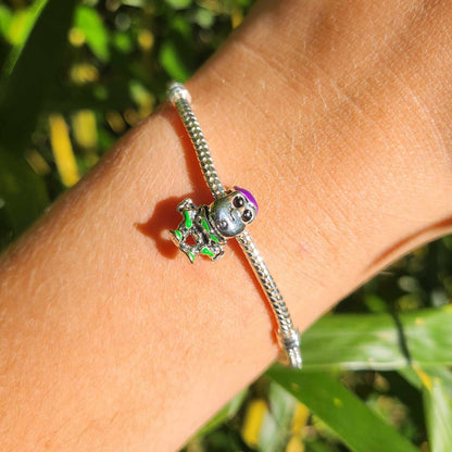 Ajoutez une touche d'aventure intergalactique à votre collection avec ce charm représentant Buzz l'Éclair, le célèbre Ranger de l'espace de Toy Story. Fabriqué en argent sterling 925, ce charm de haute qualité est compatible avec tous les bracelets Pandora, garantissant une intégration parfaite à votre bijou préféré. Parfait pour les fans de Buzz l'Éclair et de l'univers Disney-Pixar, ce charm capture l'esprit courageux et déterminé du personnage avec des détails minutieusement travaillés, ajoutant une note