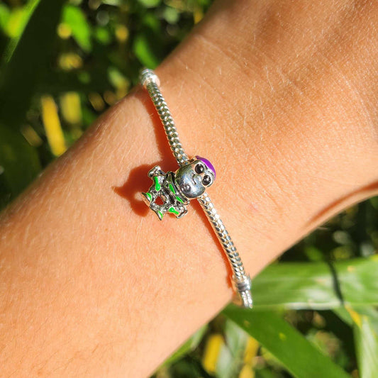 Ajoutez une touche d'aventure intergalactique à votre collection avec ce charm représentant Buzz l'Éclair, le célèbre Ranger de l'espace de Toy Story. Fabriqué en argent sterling 925, ce charm de haute qualité est compatible avec tous les bracelets Pandora, garantissant une intégration parfaite à votre bijou préféré. Parfait pour les fans de Buzz l'Éclair et de l'univers Disney-Pixar, ce charm capture l'esprit courageux et déterminé du personnage avec des détails minutieusement travaillés, ajoutant une note