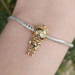 Apportez une touche d'élégance et de sophistication galactique à votre collection avec ce charm représentant C-3PO, le droïde emblématique de Star Wars. Conçu en argent sterling S925 avec une finition dorée, ce charm capture parfaitement les détails distinctifs et le design raffiné de C-3PO.