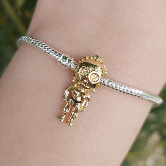 Apportez une touche d'élégance et de sophistication galactique à votre collection avec ce charm représentant C-3PO, le droïde emblématique de Star Wars. Conçu en argent sterling S925 avec une finition dorée, ce charm capture parfaitement les détails distinctifs et le design raffiné de C-3PO.