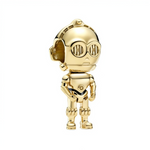 Protocole d’or pur avec ce charm C-3PO Star Wars en argent sterling 925 doré, reproduction fidèle du droïde protocolaire avec articulations fines, yeux jaunes luminescents et posture élégante. Ce traducteur polyglotte de 6 millions de formes de communication pend d’une bélière ronde lisse compatible bracelets Pandora pour un bijou impérial sophistiqué. Poinçonné S925, sans nickel et anxieux-proof, il panique avec panache aux côtés de R2-D2. Parfait pour protocoles diplomatiques, Tatooine ou duo astromec.

